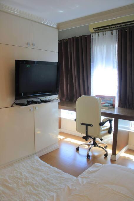 A2j Bgc Luxury 1br Near Burgos Circle & Mall Manila