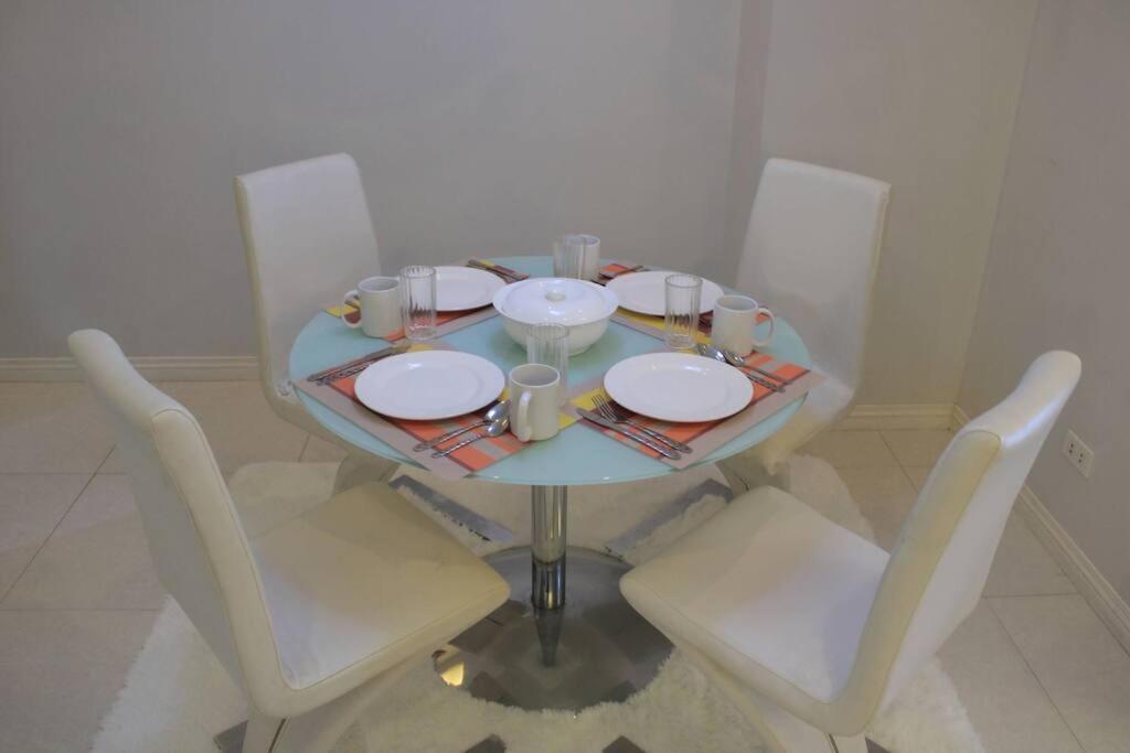 A2j Bgc Luxury 1br Near Burgos Circle & Mall Apartment *