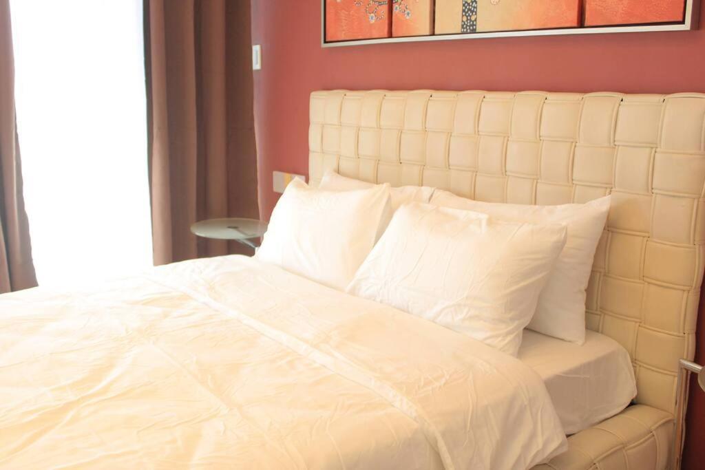 A2j Bgc Luxury 1br Near Burgos Circle & Mall Apartment *