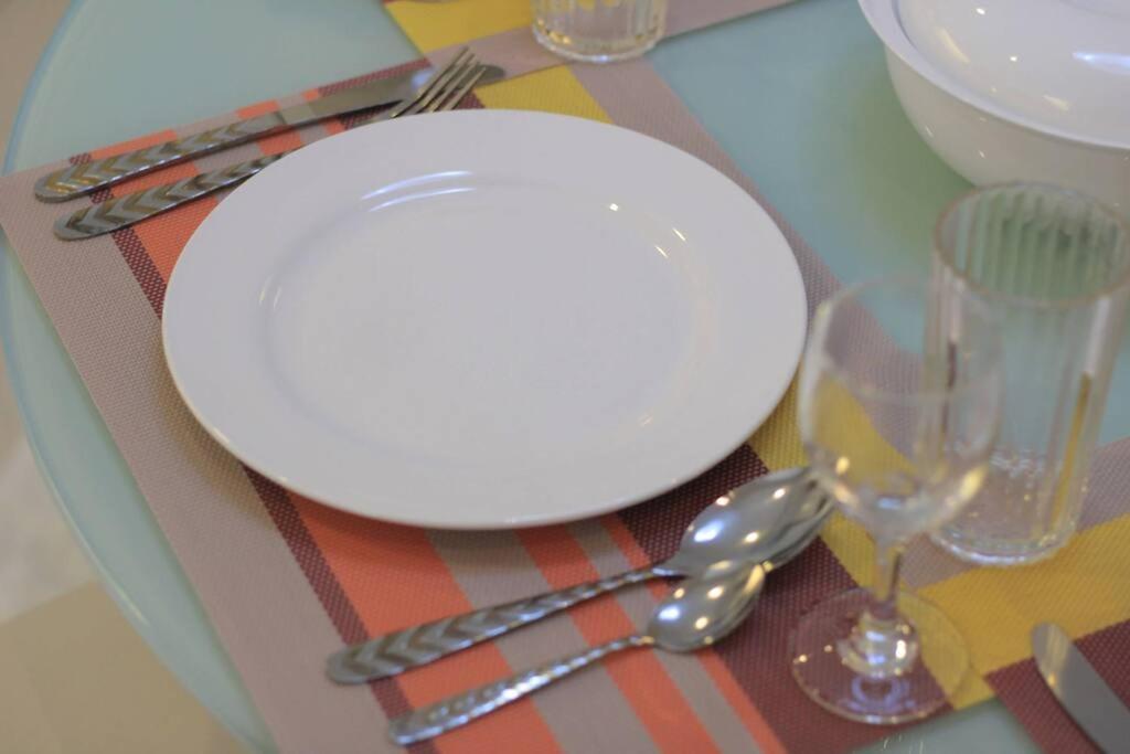 A2j Bgc Luxury 1br Near Burgos Circle & Mall Apartment *